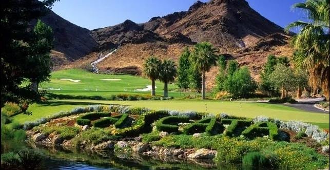 Campo de golf con montañas y palmeras